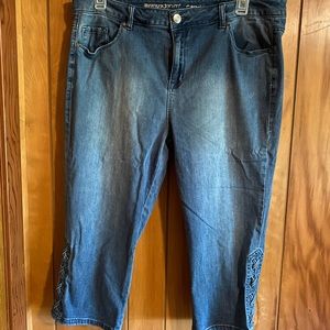 Women’s Avenue denim capris in size 20.